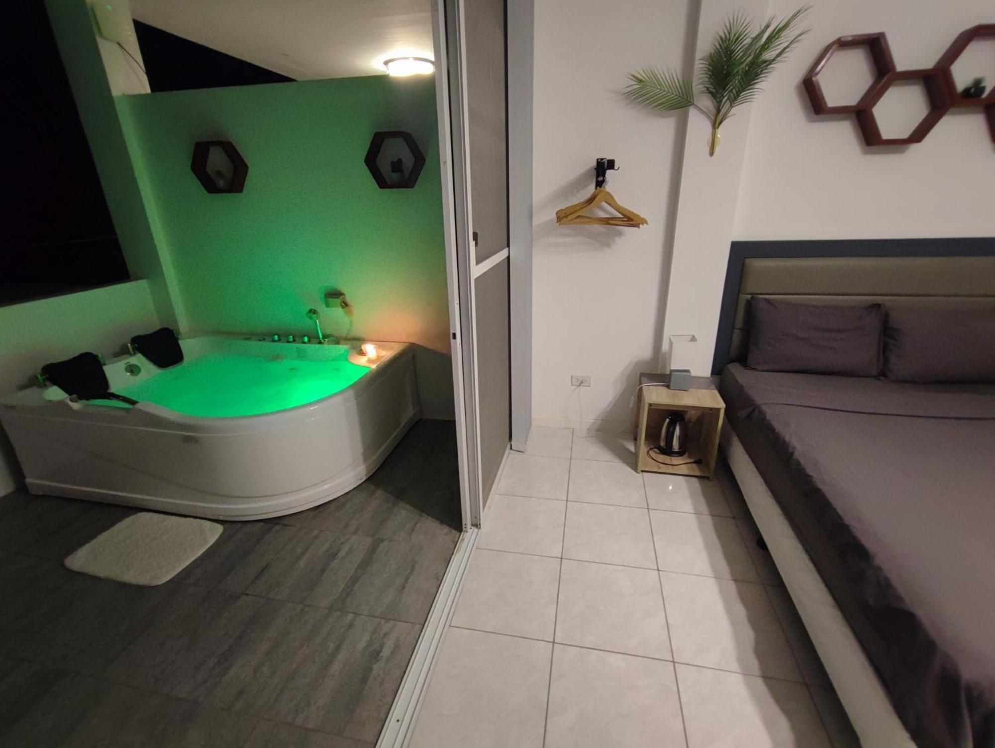 Bonsai Jacuzzi Suites Panglao Exterior foto