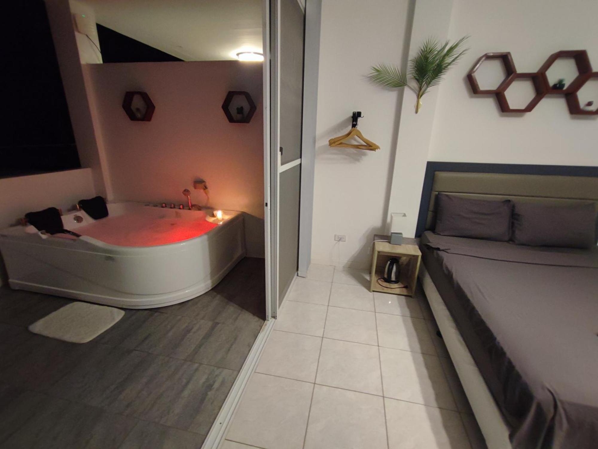 Bonsai Jacuzzi Suites Panglao Exterior foto